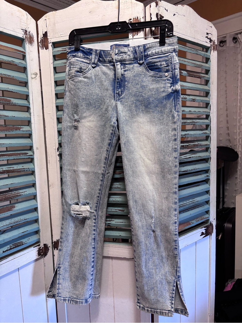 Democracy Women’s Light Wash Distressed Jeans